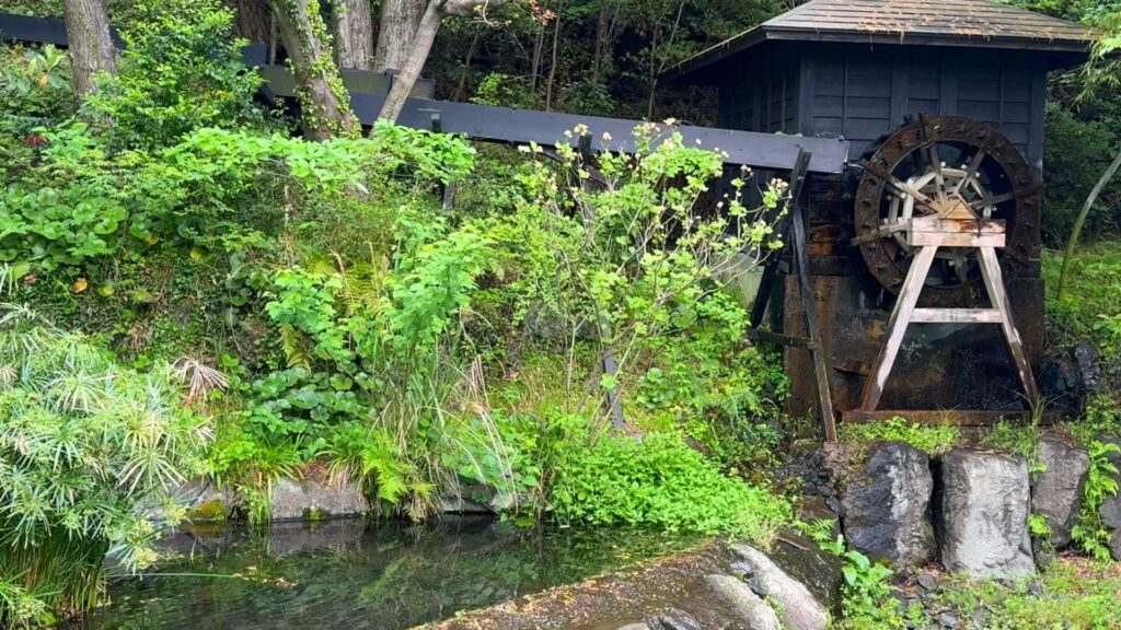 きらの里 玄関近くの水車